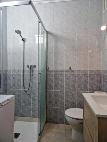 łazienka z prysznicem, toaletą i umywalką w obiekcie FloryMar w mieście Aguadulce