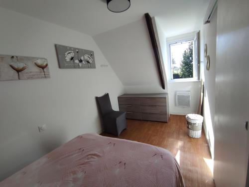 une chambre avec un lit et une fenêtre dans l'établissement Les petits Embruns, à Moëlan-sur-Mer