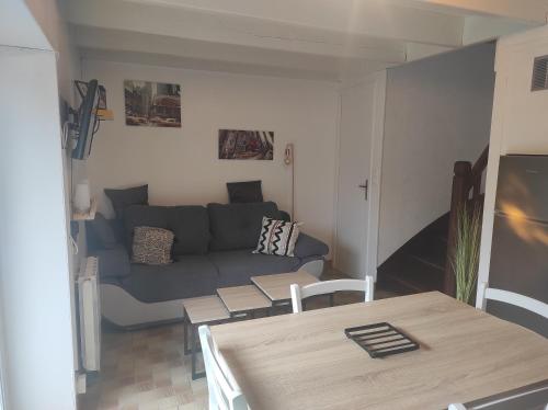 un salon avec un canapé et une table dans l'établissement Les petits Embruns, à Moëlan-sur-Mer