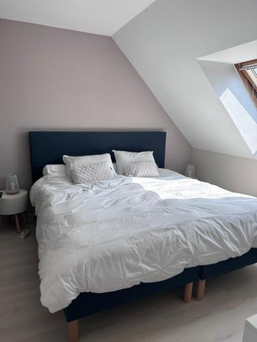 Ένα ή περισσότερα κρεβάτια σε δωμάτιο στο Loue maison très proche du circuit des 24h du Mans