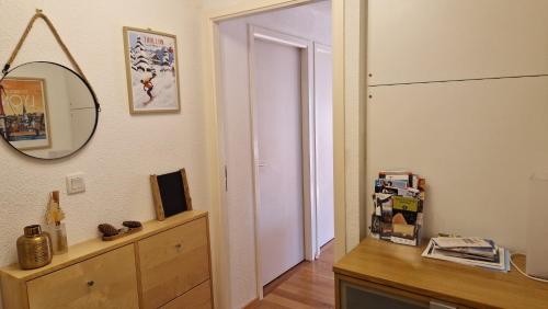 Cette chambre dispose d'un couloir avec un miroir et une commode. dans l'établissement Appartement tout confort montagne et lac Léman, à Thollon-les-Mémises