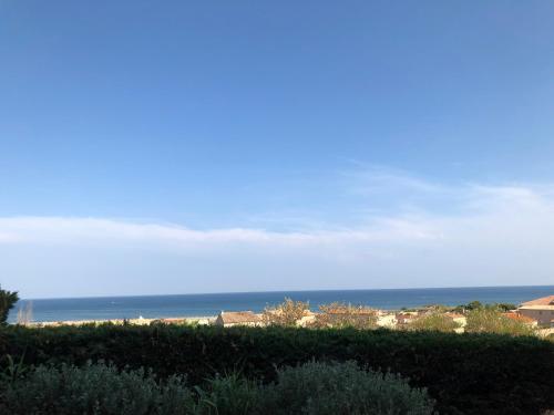 une vue sur l'océan depuis une maison dans l'établissement Studio cabine vue mer saint pierre la mer, à Fleury