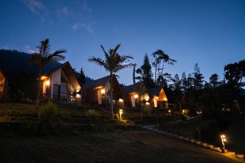 eine Gruppe von Häusern in der Nacht mit Lichtern in der Unterkunft Catu Glamping Bedugul in Tabanan