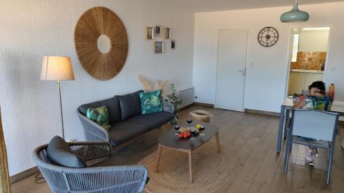 un salon avec un canapé et une table dans l'établissement T3, 2ch, classé 3,parking gratuit sur place à 600m de la plage, des commerces ,du port proche st tropez, à Cavalaire-sur-Mer