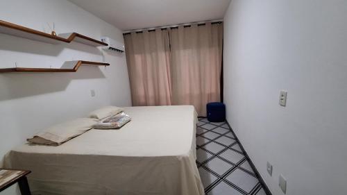 Habitación pequeña con cama y ventana en Casa 02 Quartos em frente às Praias mais belas de Salvador en Salvador