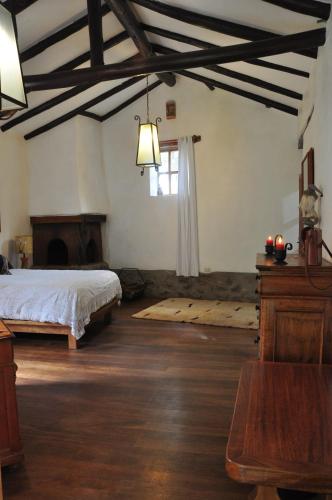 - une grande chambre avec un lit et une fenêtre dans l'établissement Valle Dorado Lodge, à Cusco