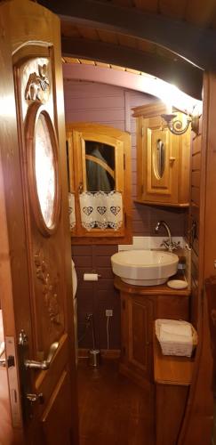 Koupelna v ubytování Roulottes Au Bois Chéri