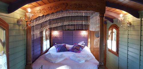 Postel nebo postele na pokoji v ubytování Roulottes Au Bois Chéri