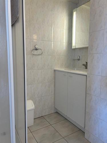 une salle de bain avec toilettes, lavabo et miroir dans l'établissement Mooie plek direct aan het strand in Zuid Frankrijk, au Cap d'Agde