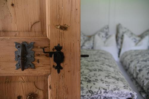 Postel nebo postele na pokoji v ubytování Bregenzerwälderhaus Ambros