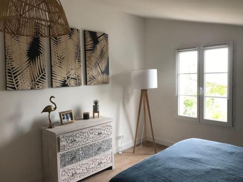 - une chambre avec un lit et une commode avec une lampe dans l'établissement Villa EDEN Grimaud - Golfe de Saint Tropez, à Grimaud