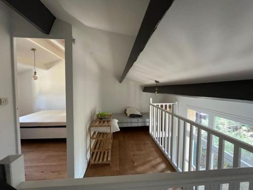 une chambre avec un escalier et un lit dans une chambre dans l'établissement Superbe maison entre lac et océan à Lacanau, à Lacanau