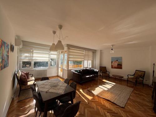 een woonkamer met een bank en een tafel bij Green Garden View Apartment Near Zorlu Center in Istanbul