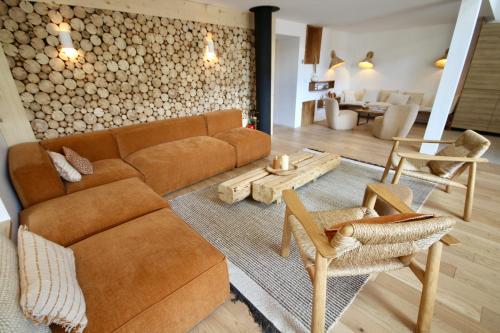 sala de estar con sofá, mesa y sillas en Sourire Altitude, en Champagny-en-Vanoise