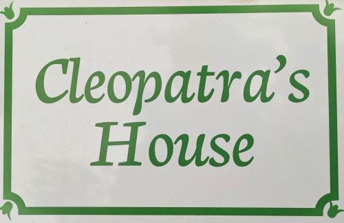 Sijil, anugerah, tanda atau dokumen lain yang dipamerkan di Cleopatra's House Apartments