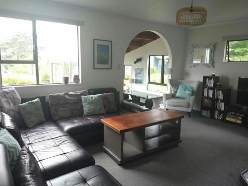 Gallery image of Bay and Karioi view in town in Raglan