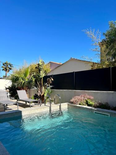 une piscine devant une maison dans l'établissement Bas de villa avec piscine privé - calme, à La Seyne-sur-Mer