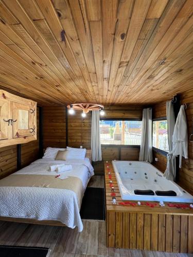 1 dormitorio con 2 camas en una habitación de madera en Chalés Refúgio Ohana, en Urubici