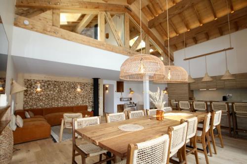 comedor con mesa de madera y sillas en Sourire Altitude en Champagny-en-Vanoise
