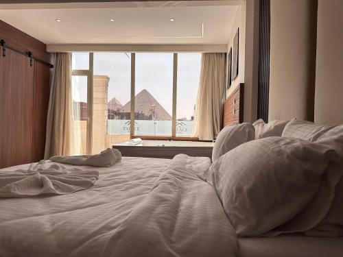 1 cama blanca grande en una habitación con ventana en The Palace Pyramids Hotel en El Cairo