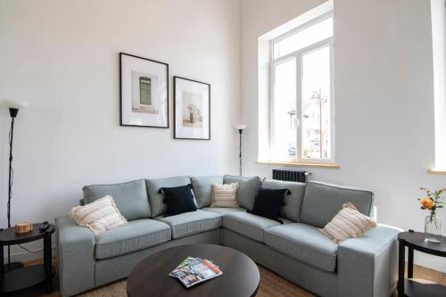 un salon avec un canapé et une table dans l'établissement Treize Maison 3 bed house in centre of Saint Severin, à Saint-Séverin