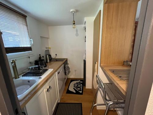 une petite cuisine avec un évier et un comptoir dans l'établissement Superbe maison entre lac et océan à Lacanau, à Lacanau