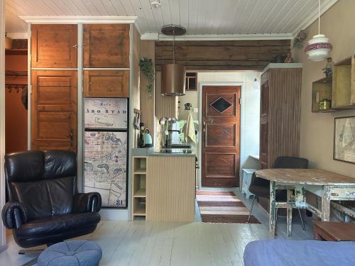 ein Wohnzimmer mit Sofa und Tisch in der Unterkunft ArtBeat Home in Turku