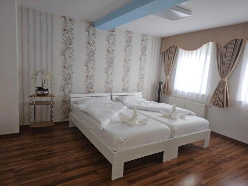 a bedroom with a white bed and a window at Käthe-Kollwitz - Straße 54, F3 in Altenburg