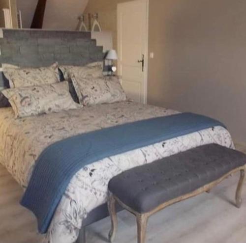 1 dormitorio con 1 cama grande con manta azul en B&B Haras de la Cour Fleury, en Saint-Michel-de-Livet