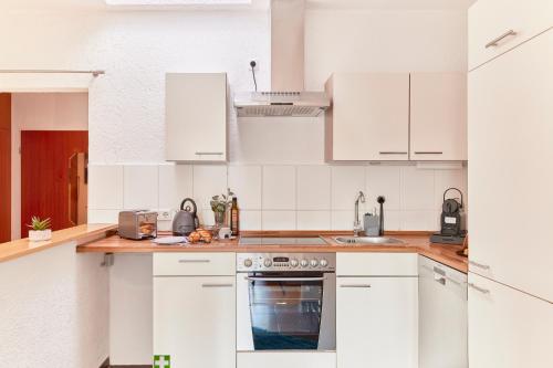Kuchyň nebo kuchyňský kout v ubytování Traumferienwohnung Domblick I Parkplatz inklusive I Zentral gelegen I Altstadtnähe I Netflix