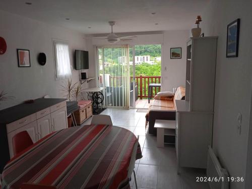 a room with a kitchen and a room with a table at Joli T2 Socoa Urrugne 900m de la mer in Urrugne