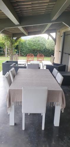 einen Tisch und Stühle auf einer Terrasse in der Unterkunft Casetta brignoles in Brignoles