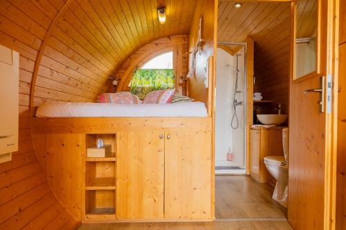 um quarto numa casa na árvore com uma cama em La Ferme des Denis em Chanos-Curson