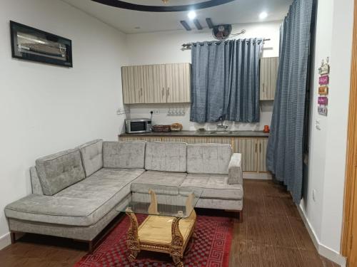 伊斯蘭堡的住宿－Islamabad Comfort Home，客厅配有沙发和桌子