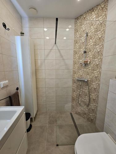 Koupelna v ubytování Apartamentai pas Rasą