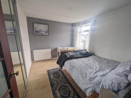 Llit o llits en una habitació de Gorgeous Full Home in Edinburgh