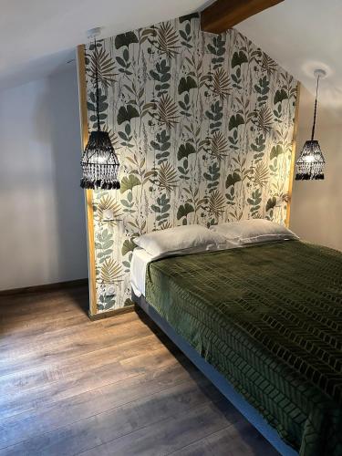 - une chambre dotée d'un lit avec un mur à motifs dans l'établissement Mas en Cévennes - Art del viatge, la Jaça, à Saint-Paul-la-Coste