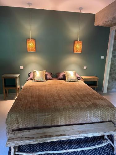 - une chambre avec un grand lit et deux lampes suspendues dans l'établissement Mas en Cévennes - Brèç de l'anhel, la Jaça, à Saint-Paul-la-Coste