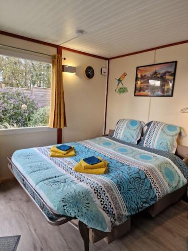 une chambre avec un lit avec deux serviettes dessus dans l'établissement Gite proche Mont St Michel, Spa privatif en option ,St Malo, à Saint-Marcan