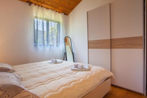 Ένα ή περισσότερα κρεβάτια σε δωμάτιο στο Dada Holiday Home