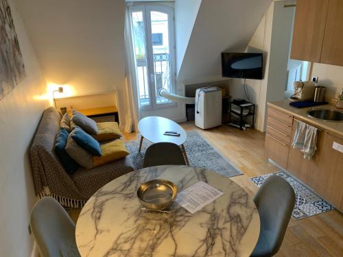 un salon avec une table et un canapé dans l'établissement Confort à Paris, 8ème, galerie Lafayette, Louvre, champs Elysée, à Paris