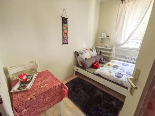 - une petite chambre avec un lit et une table dans l'établissement Cosy Room in Our Apartment, à Berlin
