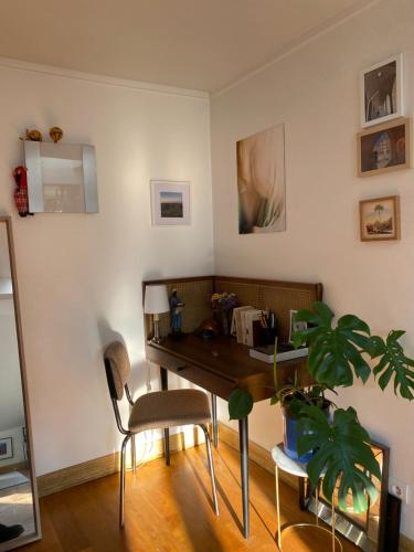 Cette chambre comprend un bureau et des chaises. dans l'établissement Charmant studio lumineux en plein centre de Paris, à Paris