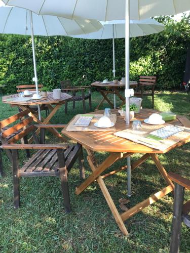 a picnic table with an umbrella on the grass at Casa Gavenniae in Nocciano