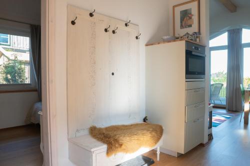 a room with a white cabinet with a furry object on it at Pustehus Grödersby in Grödersby