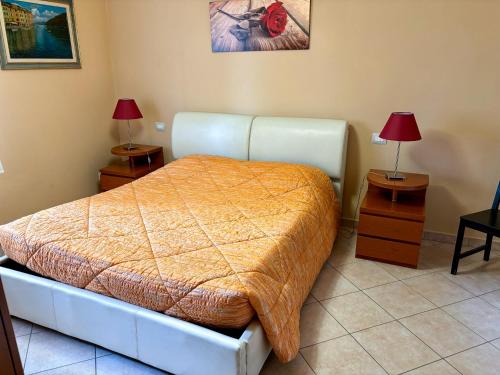 a bedroom with a bed with two night stands and two lamps at A casa di Debby alloggio comodo e accogliente in Foligno