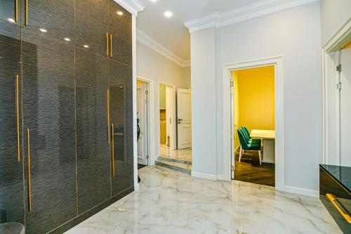 een badkamer met een glazen douche en een tafel bij Apartment VIP MARIOTT in Baku