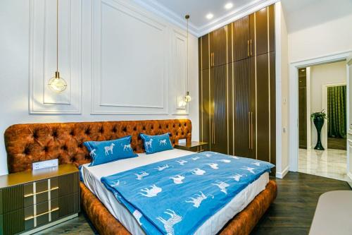En eller flere senge i et værelse på Apartment VIP MARIOTT