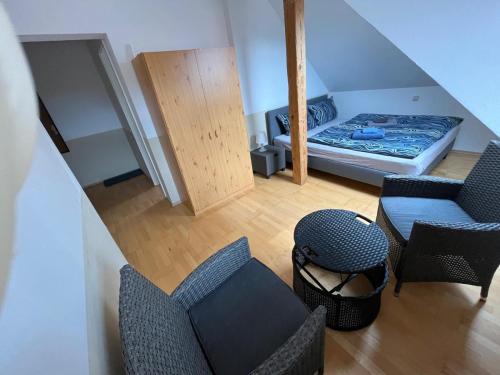 een kamer met een bed en stoelen en een tafel bij MWMGästehaus Doppelzimmer 17 in Meine