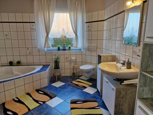 Bilik mandi di Ferienhaus Rosa